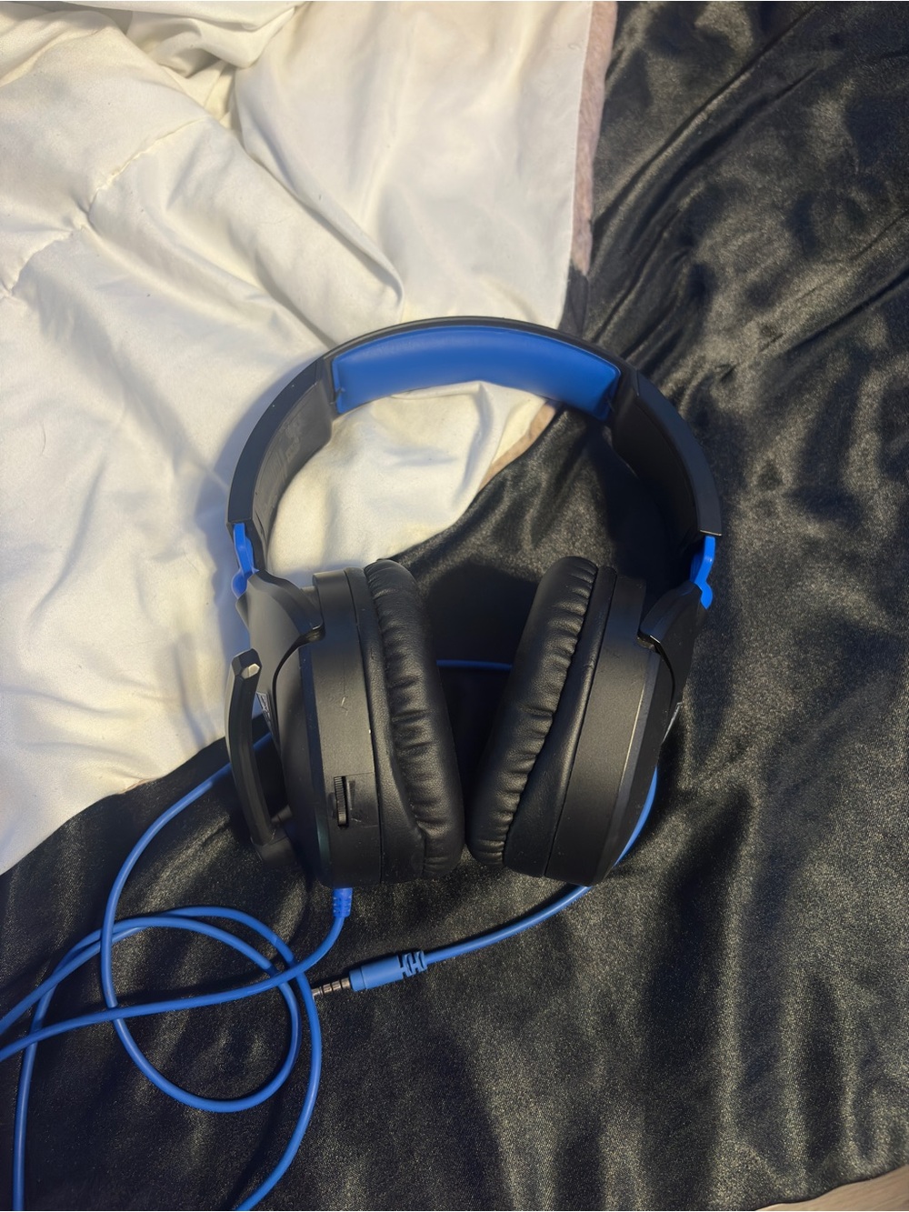 Over-Ear Wired Headphones in Black and Blue